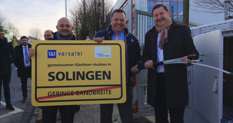 Highspeed-Internet für das Gewerbegebiet Dycker Feld/Flachsberg in Solingen (v.l.n.r.): Frank Balkenhol (Geschäftsführer Wirtschaftsförderung Solingen), Jörg Elsäßer (Geschäftsführer Vertrieb 1&1 Versatel), Tim Kurzbach (Oberbürgermeister Solingen). „Das Beispiel Solingen zeigt, dass und wie es geht: Gemeinsam schaffen die Stadt und 1&1 Versatel hier die Voraussetzungen für Unternehmen, die Chancen der Digitalisierung zu nutzen – heute und in Zukunft!“, so Jörg Elsäßer auf de ...