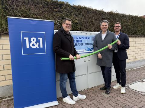 Symbolische Netzübergabe zwischen Sebastian Wysocki, Dr. Thomas Stöhr und Patrick Tomasikiewicz.